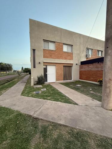 un edificio in mattoni con garage bianco di Duplex Vistas, Resistencia Chaco a Resistencia