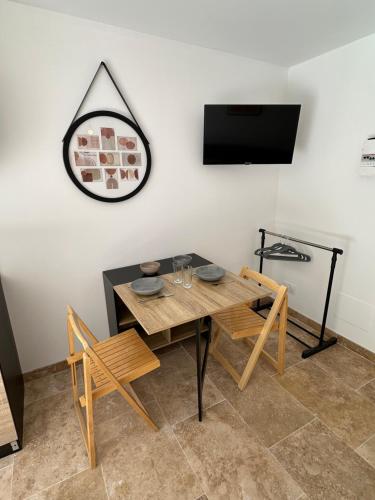 Una televisión o centro de entretenimiento en Studio avec extérieur à 2km du centre