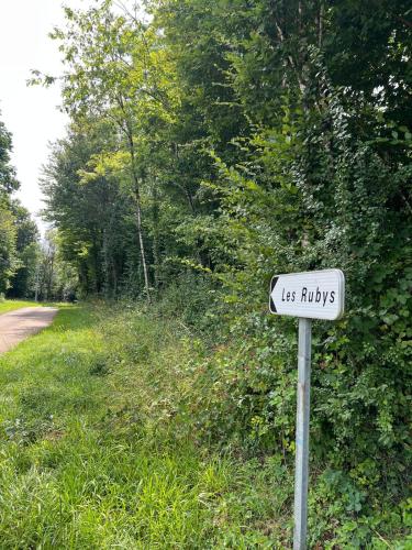 a sign that says us highways on the side of a road at Les Rubys, spas privatifs in Tarcenay