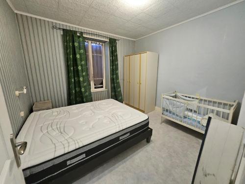 Una cama o camas en una habitación de Gite du menuisier