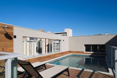 ein Schwimmbad auf dem Dach eines Gebäudes in der Unterkunft Casa Pantuso no coração de BH in Belo Horizonte