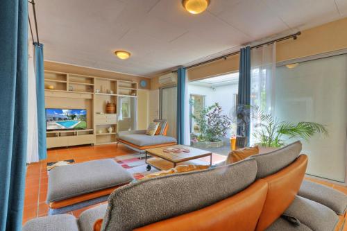 Una televisión o centro de entretenimiento en Villa Tima - Luxe Tropical avec Piscine Jacuzzi Sauna et Vue Panoramique