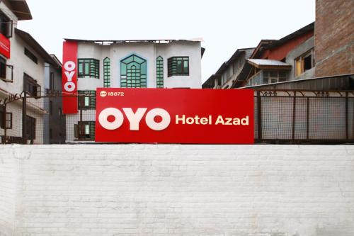 una señal en la parte superior de una pared de ladrillo en Hotel O Azad, en Srīnagar