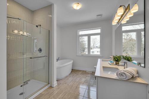 Ένα μπάνιο στο Executive 4BDRM Home with Loft and Bsmnt