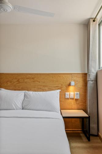 a bedroom with a large bed and a table at Ezequiel Montes By Homirent in Casa Blanca La Corregidora