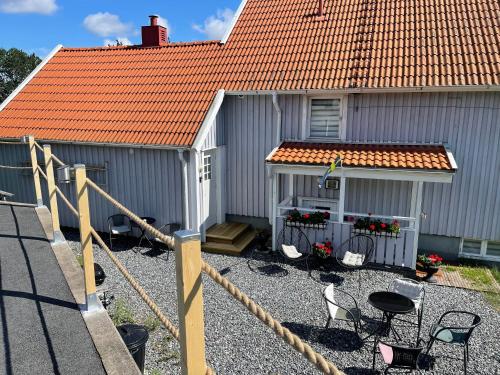 a small building with a table and chairs in front of it at Strömspärlan - Nordic Stay Strömstad in Strömstad