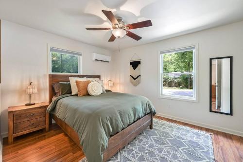 Postel nebo postele na pokoji v ubytování Wellington Cottage 2BR Modern Boho