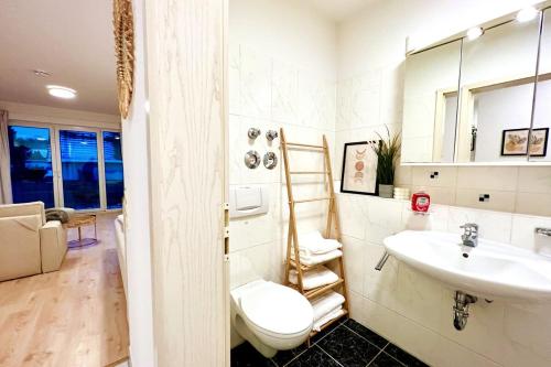 une salle de bain avec toilettes et lavabo dans l'établissement Stylish & central with balcony, à Friedrichsdorf