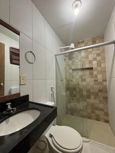 een badkamer met een wastafel, een toilet en een douche bij Pousada Meu Xodó in São Miguel dos Milagres