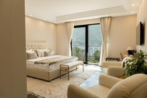 多布罗塔Adiya Signature Hotel - Adults only的一间带床的卧室和一间客厅