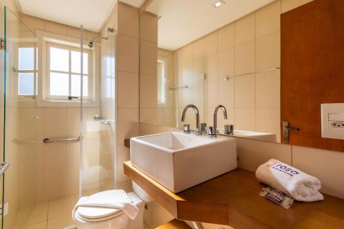 un baño con lavabo e inodoro en Rosa Residencial Celita Pascoal, en Gramado
