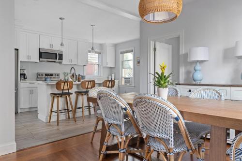 Gallery image of Downtown Charming Retreat Newport in Newport