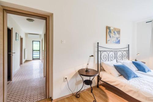Ένα ή περισσότερα κρεβάτια σε δωμάτιο στο Vila Labod, Unique Villa At The Lake