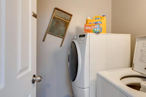 Φωτογραφία από το άλμπουμ του Walk to Main Avenue Cozy Unit in Warrenton σε Warrenton