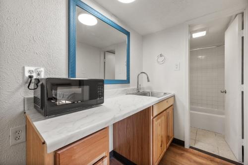 Bilik mandi di Southern Springs Extended Stay