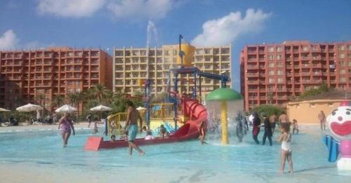 a group of people playing in a water park at قريه بورتو جولف in Abū Shunaynah