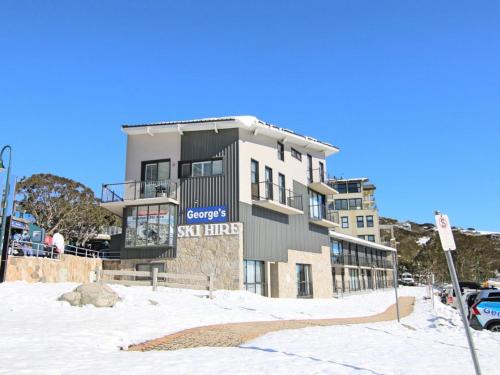 Un edificio con un cartel de telesquí en la nieve. en Molony's 14 AMS Mt Buller, en Mount Buller
