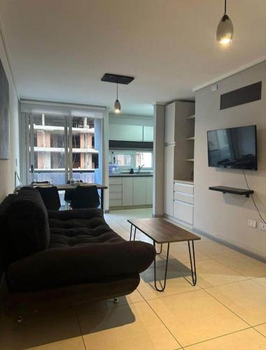 una sala de estar con un sofá y una mesa en Apartment luxury, en Barraquero