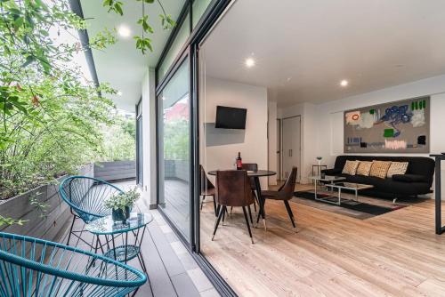 a living room with a table and chairs at Insurgentes APT Private Balcony, Roof Lounge in Mexico City