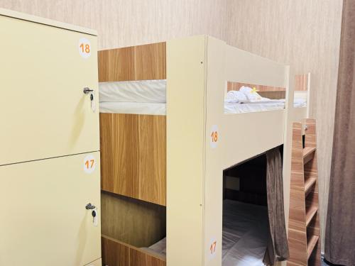 Ένα ή περισσότερα κρεβάτια σε δωμάτιο στο Alina Home Baku hostel