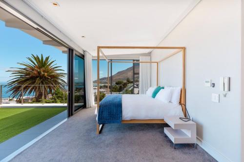 Ένα ή περισσότερα κρεβάτια σε δωμάτιο στο Amara 2 -designer Penthouse With Solar Power