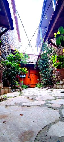 HüseyinçakıにあるTeora otelの建物前石畳