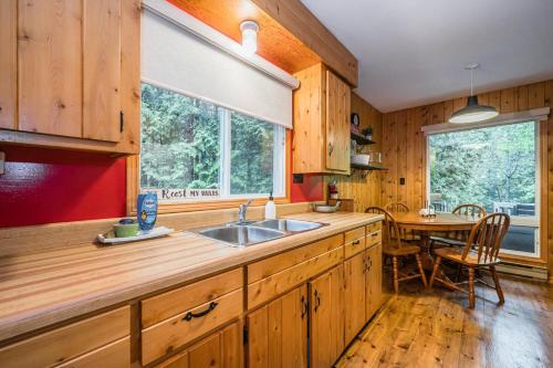 Η κουζίνα ή μικρή κουζίνα στο Rustic Cabin W Games Near Lake & National Park