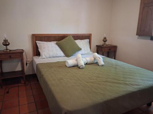 una camera da letto con un letto con asciugamani sopra di Cottage - Vitorino dos Piães a Vitorino dos Piães