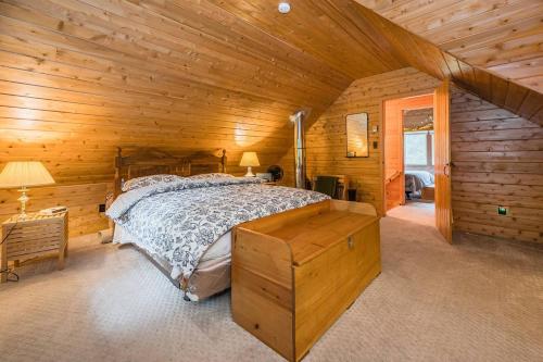 Ένα ή περισσότερα κρεβάτια σε δωμάτιο στο Rustic Cabin W Games Near Lake & National Park