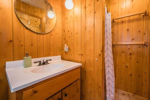 Ένα μπάνιο στο Rustic Cabin W Games Near Lake & National Park