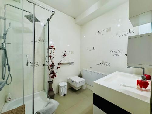 a bathroom with a shower and a toilet and a sink at Joy City Stay Memorandului 5 in Timişoara