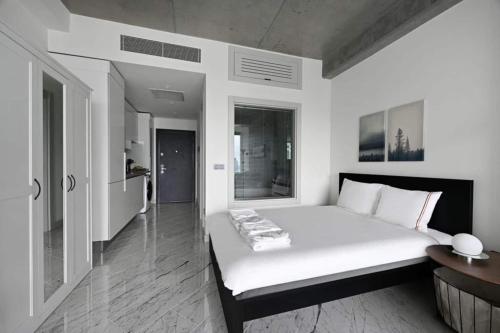 une chambre blanche avec un grand lit dans une pièce dans l'établissement Cool Bright Studio W Parking Poolviews! #238, à Istanbul