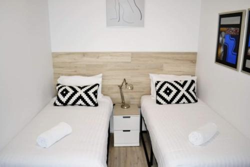 Letto o letti in una camera di Coastal Oceanview 2bedrm 2bath Pool & Slide!