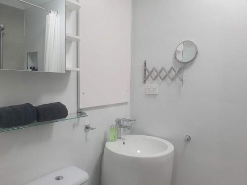 un bagno bianco con un water e un lavandino di Coastal Oceanview 2bedrm 2bath Pool & Slide! a Perth