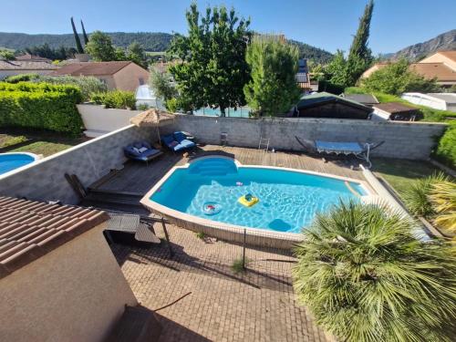 een bovenaanzicht van een zwembad in een achtertuin bij Beautiful villa with pool in Provence in Sisteron