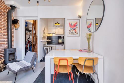 a kitchen and dining room with a table and chairs at Maison typique Trouville, idéale famille in Trouville-sur-Mer