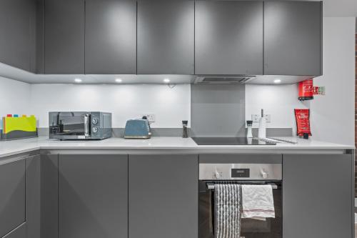 Cucina o angolo cottura di Spacious City Haven - Canal Views - City Centre