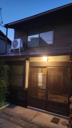 Mina's LanternHouse