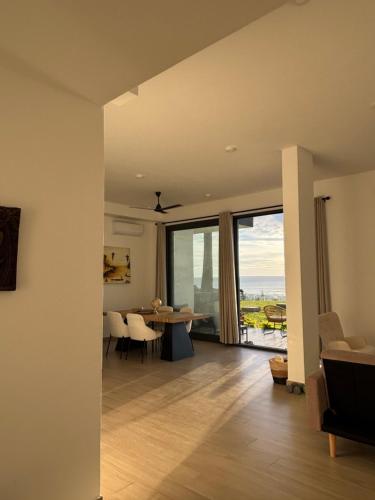 Galeriebild der Unterkunft Stunning Oceanview 2B Waterfront Apartement in Bijilo