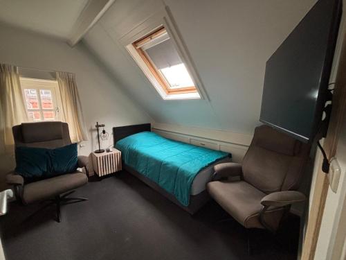 Camera piccola con letto e 2 sedie di Ut ânker fan de Jong a Hollum