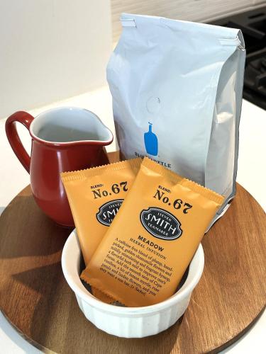 ブルックリンにあるBrooklyn Roomのバッグとコーヒーカップが置かれたテーブル