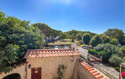 an aerial view of a building with a yard at Villa Proche Cévennes in Saint-Hilaire-de-Brethmas