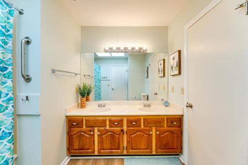 Bilik mandi di 3 Mi to Fenwick Island and Beach Family Townhome