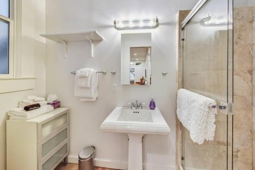 Ένα μπάνιο στο 1br Condo Heart Of Pac Heights Wd Walk Score 97
