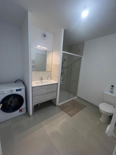 Koupelna v ubytování Magnifique T2 avec piscine partagée à Agde