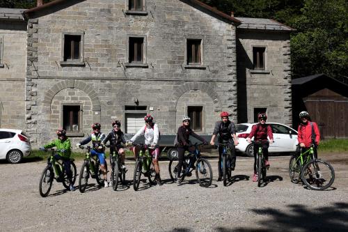 a group of people riding bikes in front of a building at Agriturismo Mulino di Culmolle in Raggio