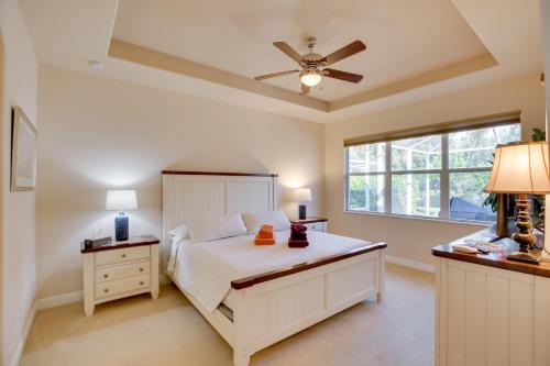 埃斯特罗Calming Estero Home with Community Pool and More!的卧室配有白色的床和吊扇