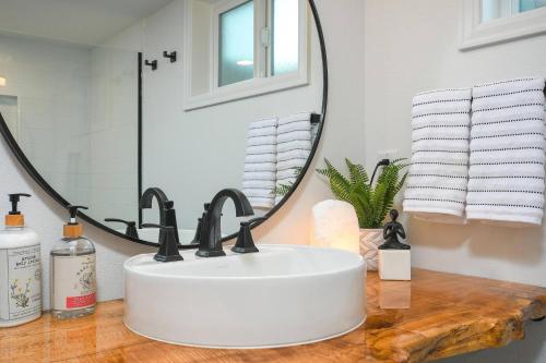 Ένα μπάνιο στο Bright & Modern Basement Apartment Dt N'hood