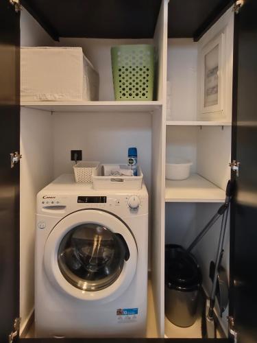a washer and dryer in a small room at KERÉ Living in Keramotí