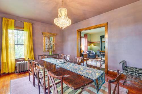 Ruang duduk di Group Getaway Luxe Farmhouse in Mt Horeb!